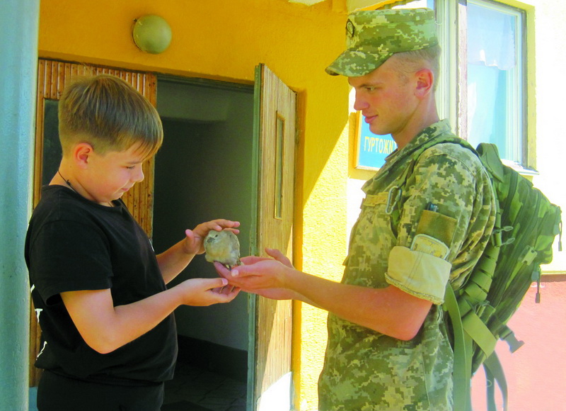 Лірична сценка: молоденький голуб у руках майбутнього офіцера Олексія Безбородова (справа).
