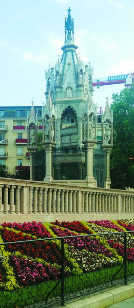 Мавзолей герцога Брауншвейзького, одного з найпочесніших жителів Женеви. Домовину з тілом герцога встановлено на шестиметровій висоті.