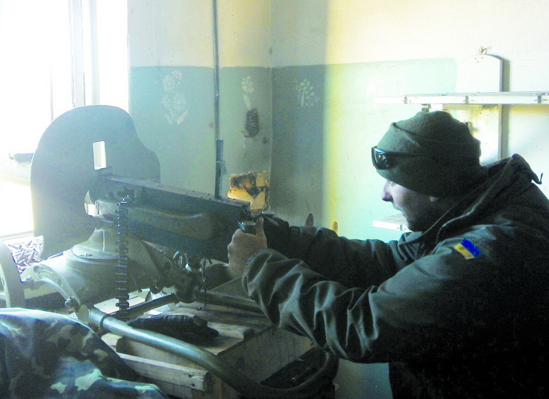 Вадим стріляє з раритетного «Максима», який використовував у Пісках один з добровольчих батальйонів.