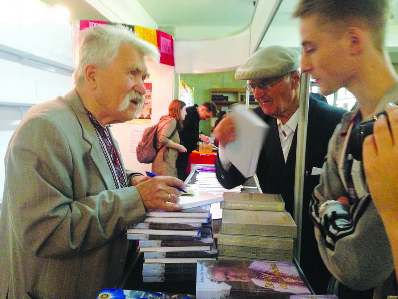 Власні книжки на Форумі продавав Герой України, дисидент, політичний діяч, лауреат Шевченківської премії 2016 року 88-річний Левко Лук’яненко.