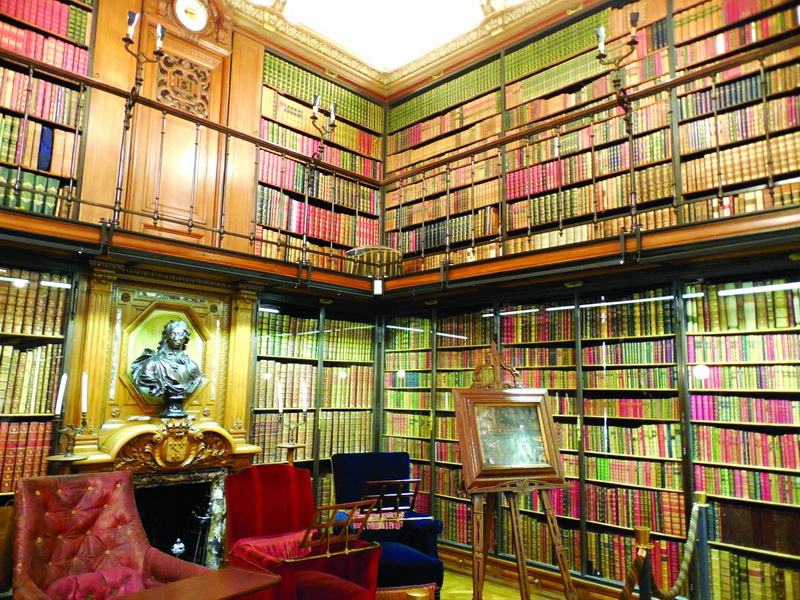 Знаменита бібліотека принца Орлеанського.