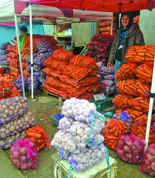 Цибулі, моркви і картоплі на базарі до кольору до вибору.