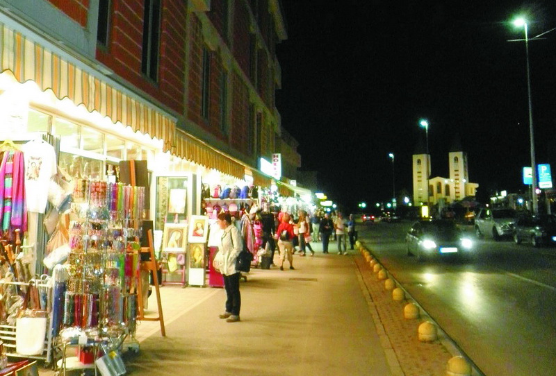 Меджугор’є – це одна велика вулиця, обліплена сувенірними крамничками, кафе та пансіонатами.