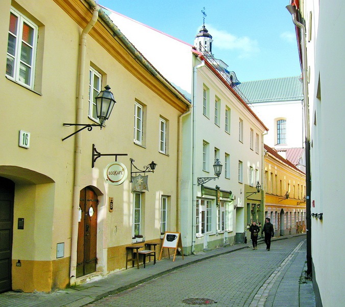 Вузенькими вуличками старого Вільнюса можна блукати годинами...