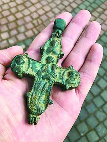 Цей задекларований хрест з мощами депутат-радикал Лозовий передав у монастир.  