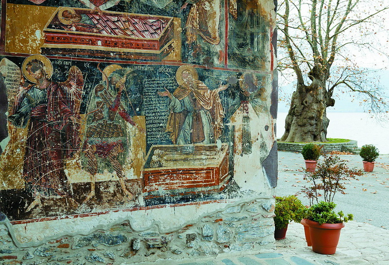 Чоловічий монастир із храмом Панагії Мавріотіси і платан, ровесник храму.