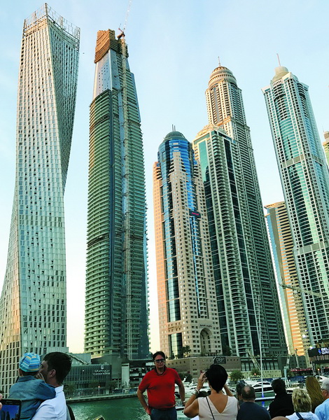 Кожен хмарочос у Дубаї – особливий, не подібний на інший. Ці будівлі вважаються архітектурними шедеврами. Їх проектують найкращі архітектори світу. В Абу-Дабі будують хмарочос, що буде крутитися навколо своєї осі.