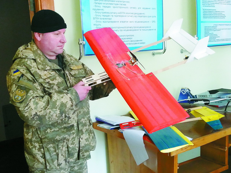 Модель навчального безпілотника, яка в руках майора Олега Кузя, воїнам подарували львівські волонтери.