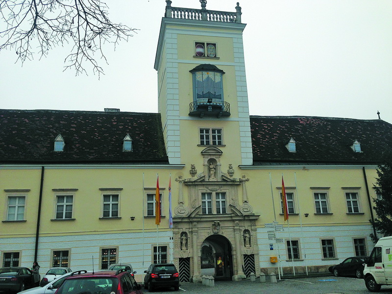 Вхід в абатство Хайлігенкройц. На територію монастиря транспорт не заїжджає.
