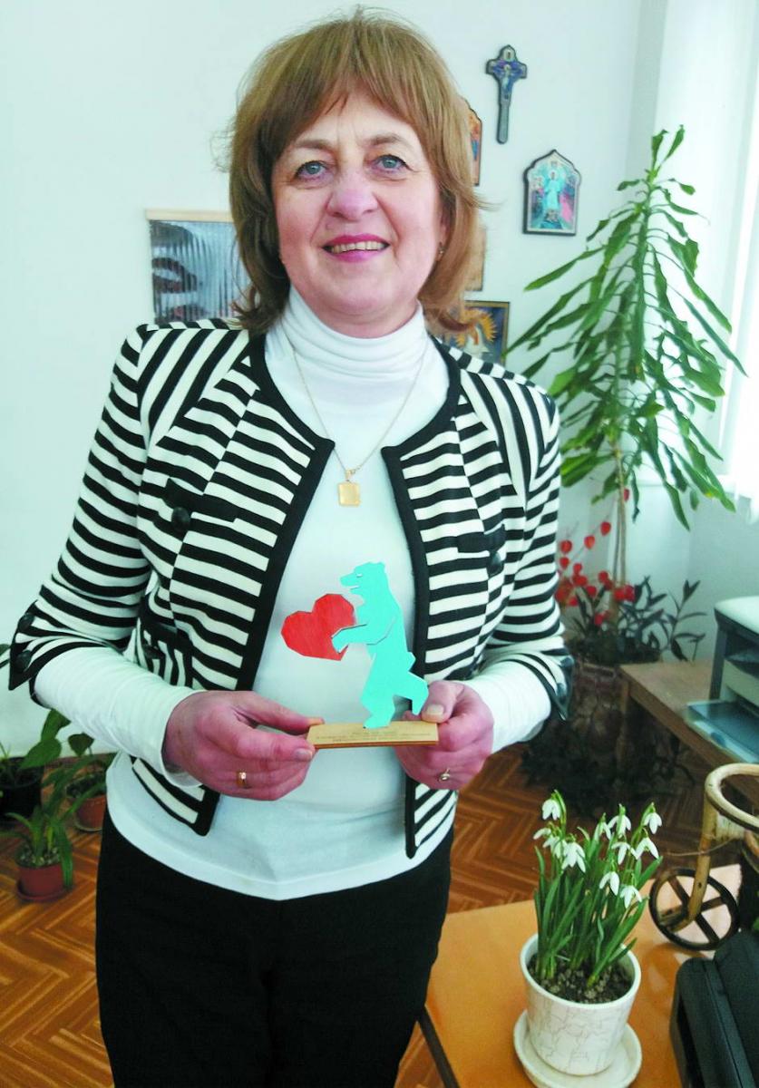 Директор швейного підприємства Наталія Марценюк із нагородою від воїнів 128-ї окремої гірсько-піхотної бригади. Фото автора