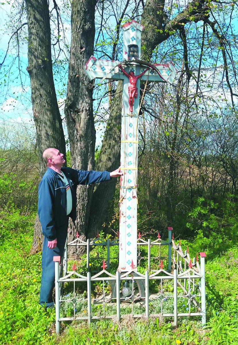 Поминальний хрест неподалік Сухоріччя, за яким доглядає Володимир Воробець