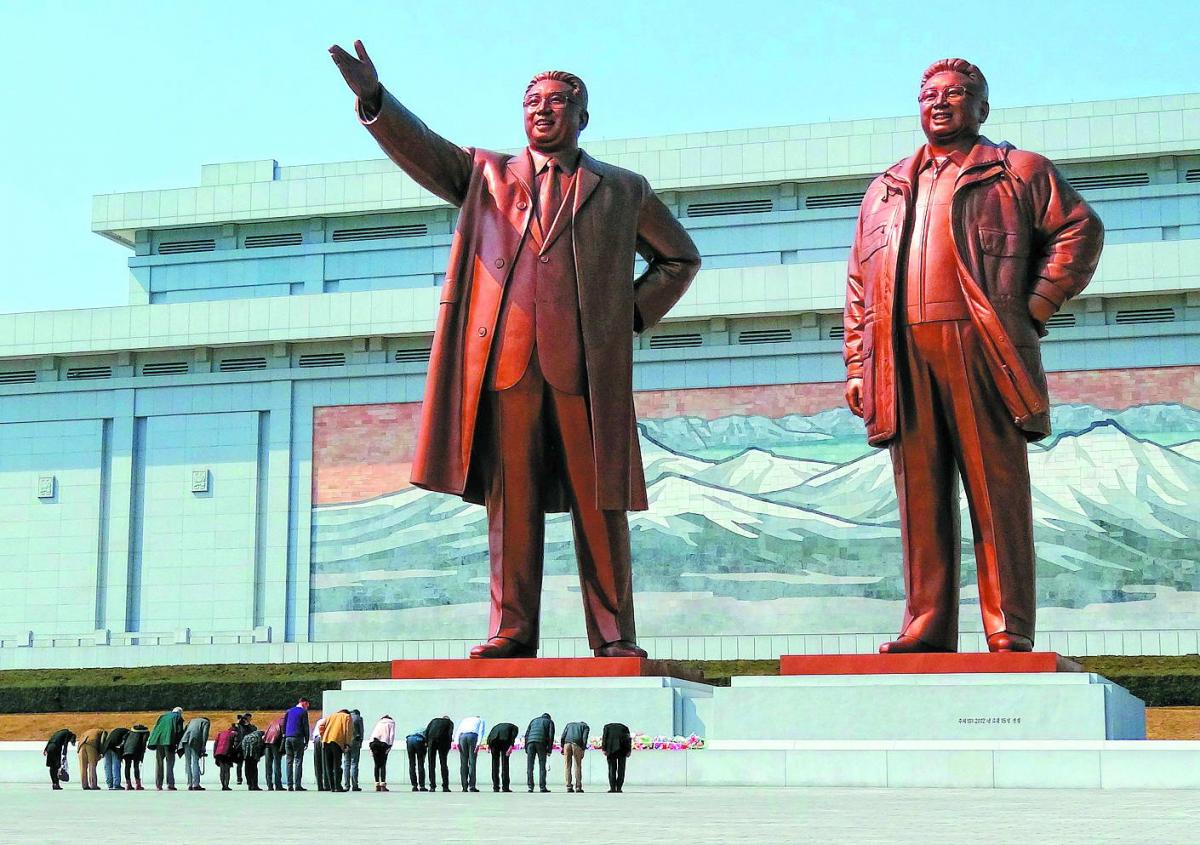 Найбільші у Північній Кореї – 25-метрові пам’ятники з бронзи – колишнім лідерам цієї країни Кім Ір Сену (зліва) і його сину Кім Чен Іру. Збоку є ще місце для статуї Кім Чен Ина...