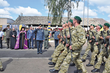 Голова Державної прикордонної служби України генерал-полковник Петро Цигикал вітає строковиків, які крокують урочистим маршем
