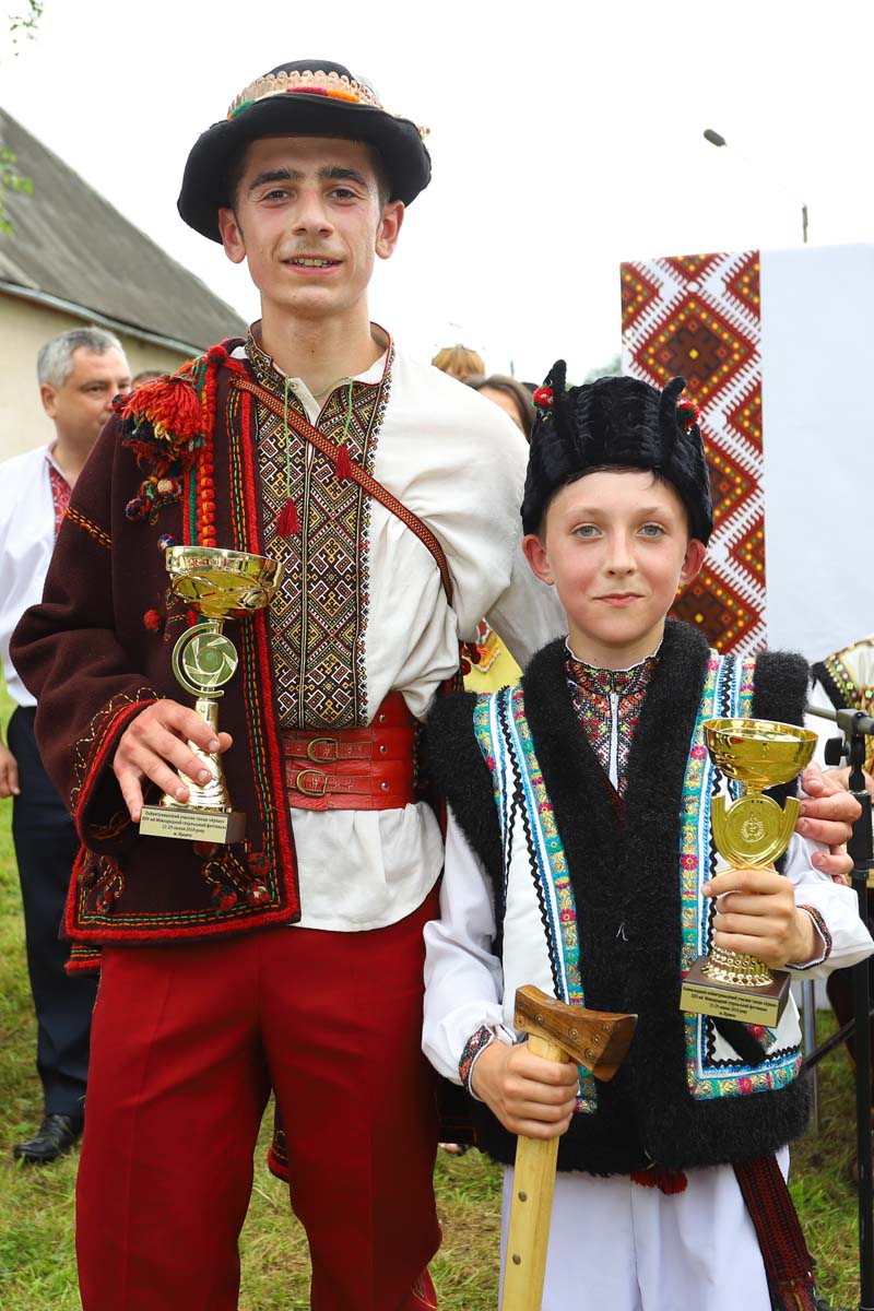 Олексій та Ярослав отримали заслужені гуцульські кубки — за те, що найдовше танцювали аркан. Це зафіксовано у Книзі рекордів України