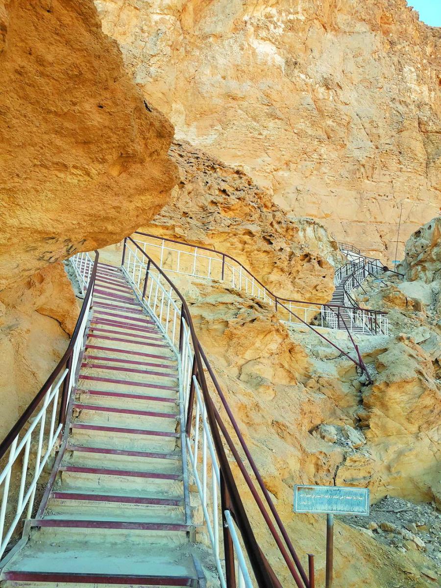 До печери Святого Антонія ведуть 1158 сходинок