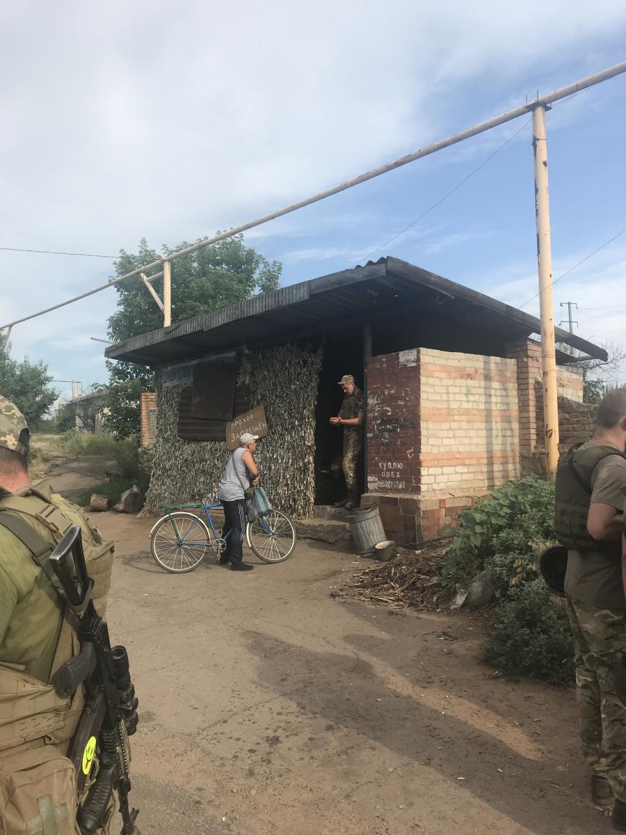 Місцевий житель щось запитує українського військового
