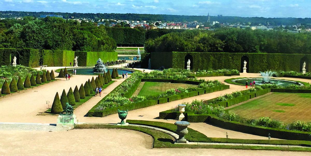 Щоб погуляти по знаменитому Версальському саду, дня буде замало