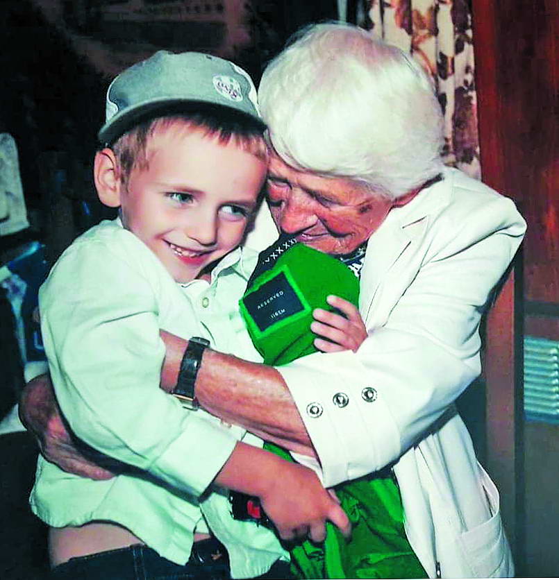 Бабуся обіймає свого правнука Ростислава...