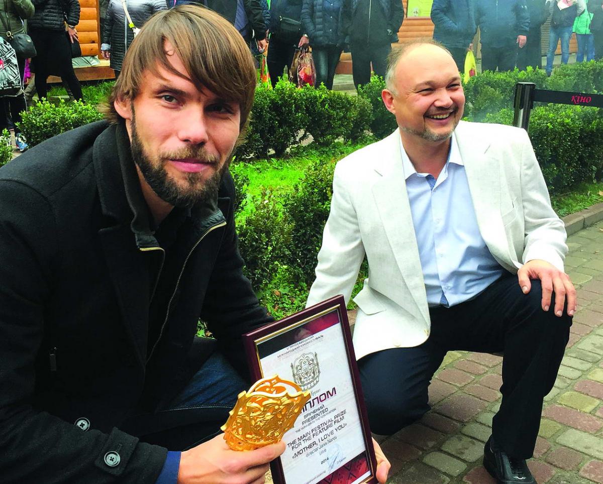 Плиту на честь фільму-переможця попереднього кінофестивалю відкрили Яніс Нірдс та Олег Карпин