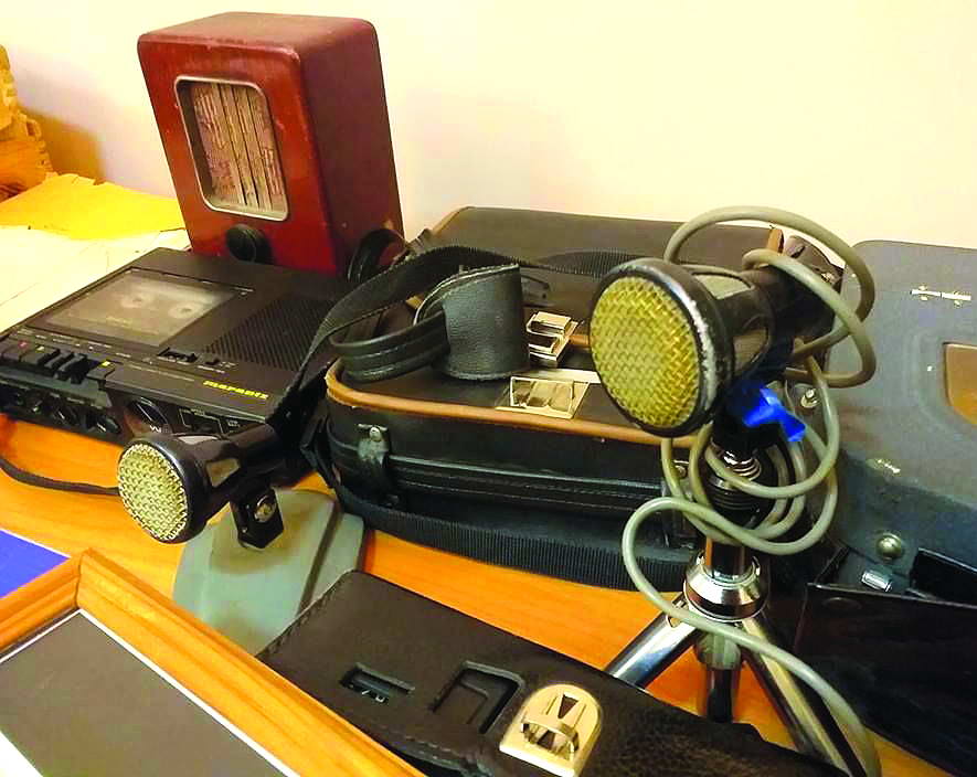 Експонати майбутнього музею радіо – магнітофон “Репортер”, мікрофони, касетний магнітофон, радіоприймач.
