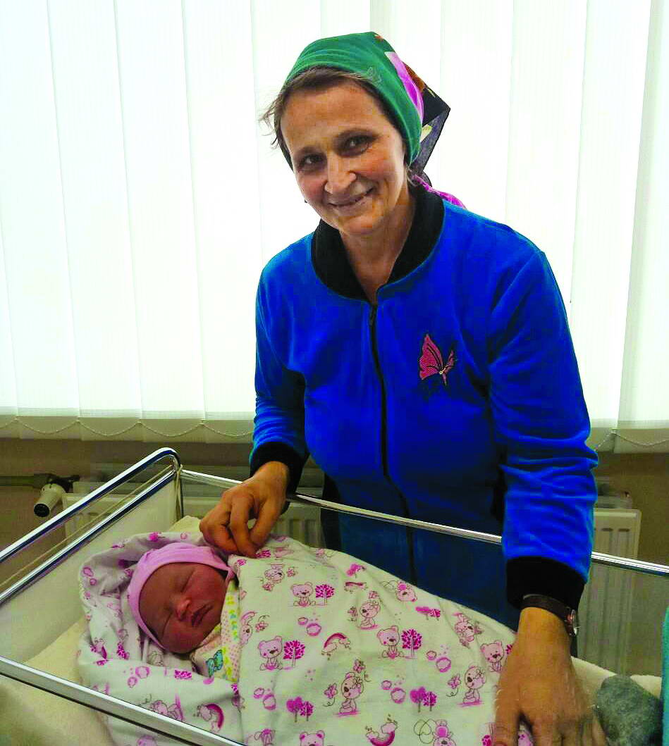 Щаслива Людмила Ковалевич із новонародженою Тамілочкою. Фото Управління охорони здоров’я Рівненської ОДА