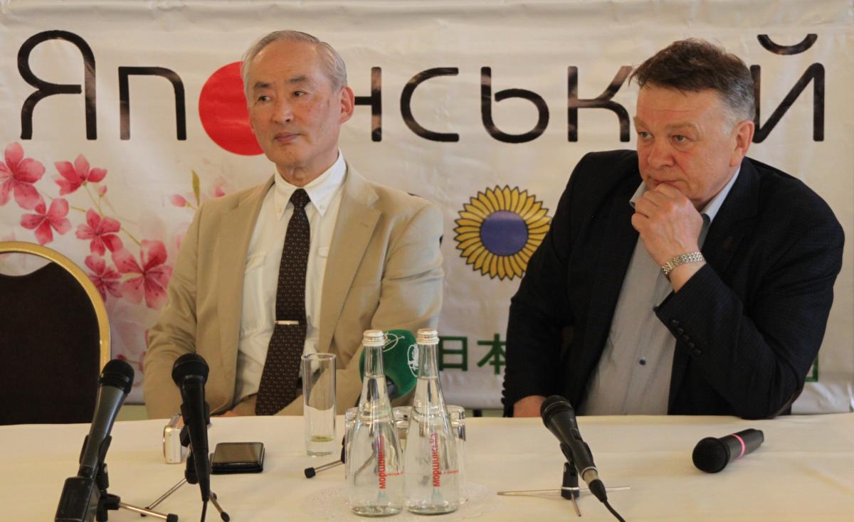 Вчений Микола Лазарев (справа) і Джунічі Ковака на конференції в Києві