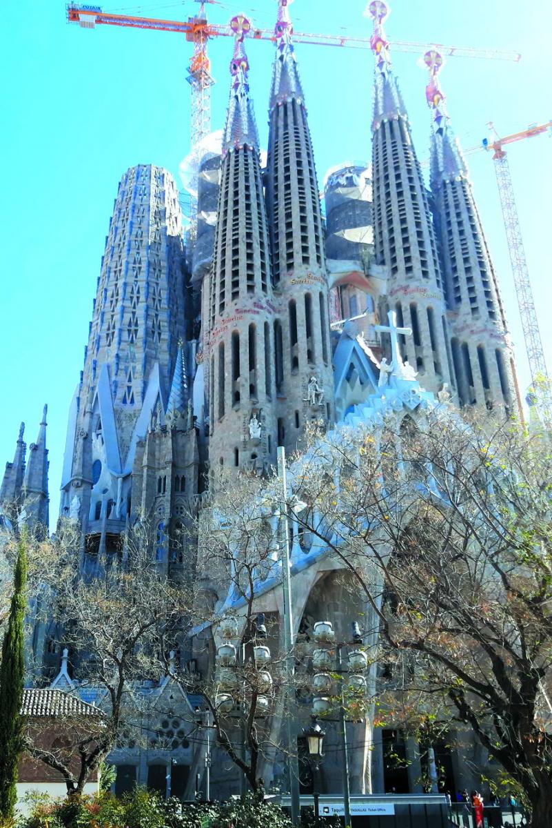 Найвідомішою окрасою Барселони є собор Саграда Фамілія архітектора Антоніо Гауді