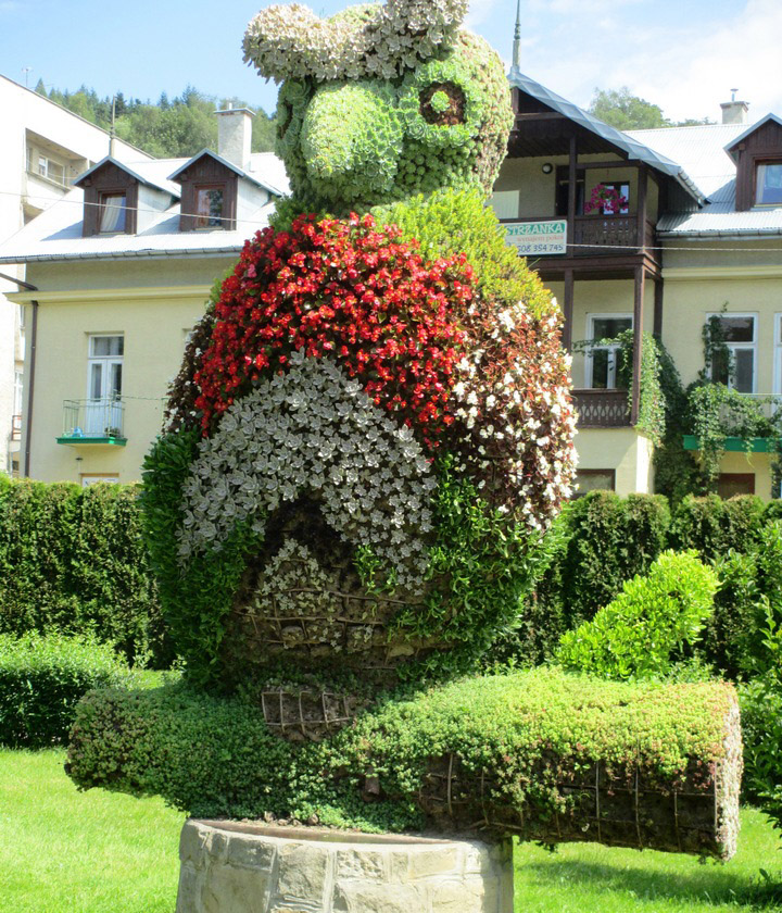 У Криніці-Здруй квіткові «пам’ятники» виростають на кожному кроці.