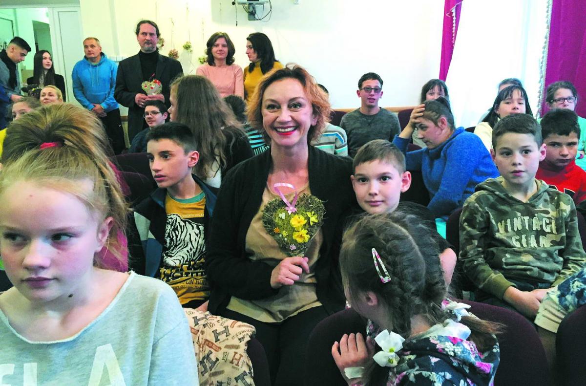 Актриса Римма Зюбіна отримала сердечко, виготовлене вихованцями спеціалізованої школи для дітей з порушенням опорно-рухового апарату, що в Бориславі