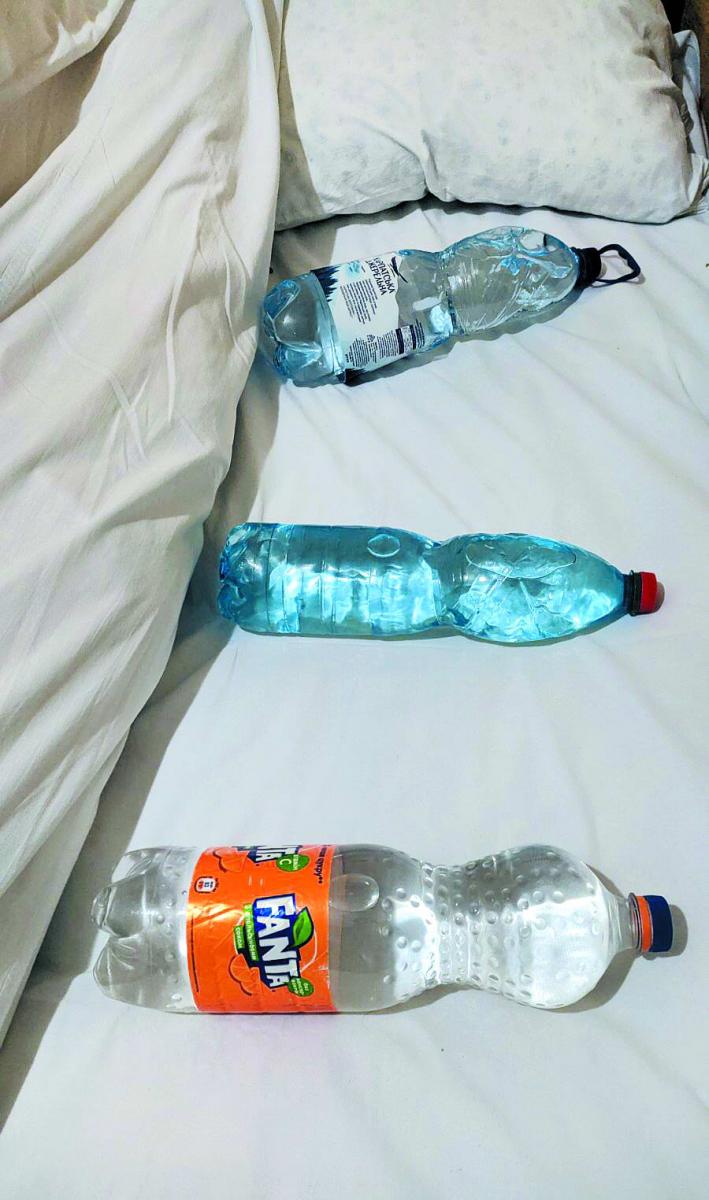 Люди кладуть пляшки з гарячою водою, щоб нагріти постіль перед тим, як лягти спати.