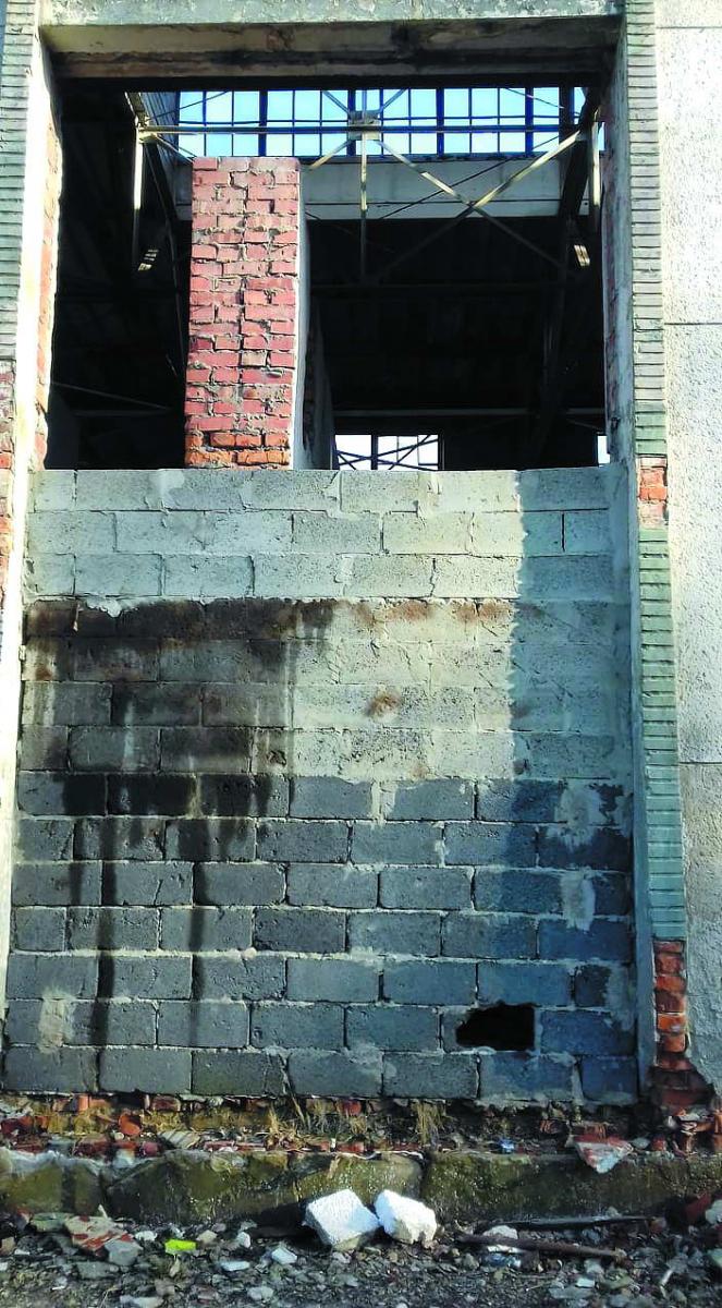 Стіна – не менш ніж 5 м заввишки. За нею вхід у підвали, де з радянських часів лежать закинуті «скарби»