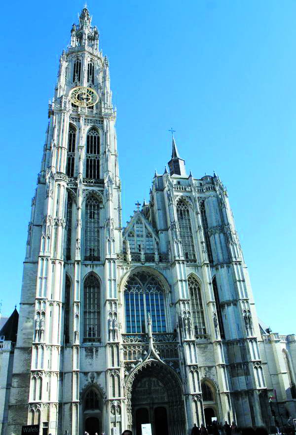 Головний кафедральний собор міста – Антверпенської Богоматері, церковна вежа якого 123 м.