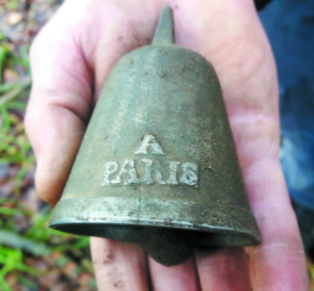 Цьому бронзовому дзвіночкові, який знайшли у лісі “чорні археологи”, буде не менше ніж сто років. Фото автора