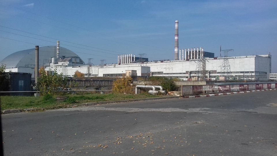 Сучасний вигляд Чернобильської атомної станції, зліва - саркофаг