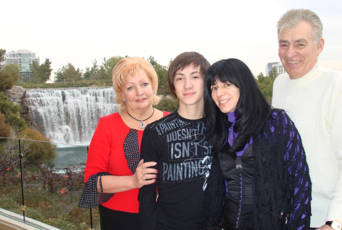 Юрій Карвацький з дружиною, донькою та онуком
