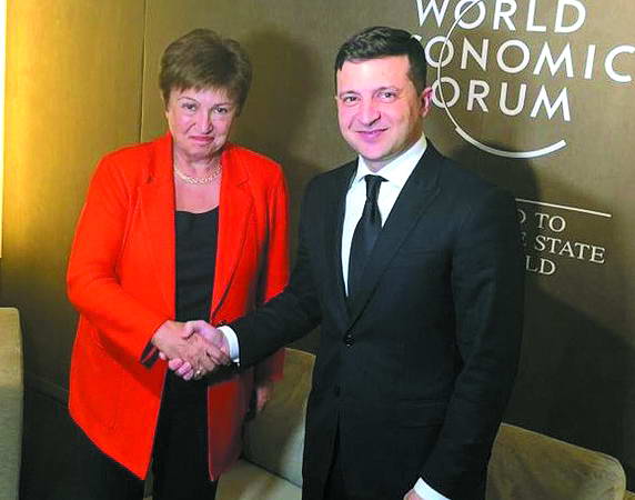 Директорка-розпорядниця МВФ Крісталіна Георгієва з Зеленським після підписання меморандуму.