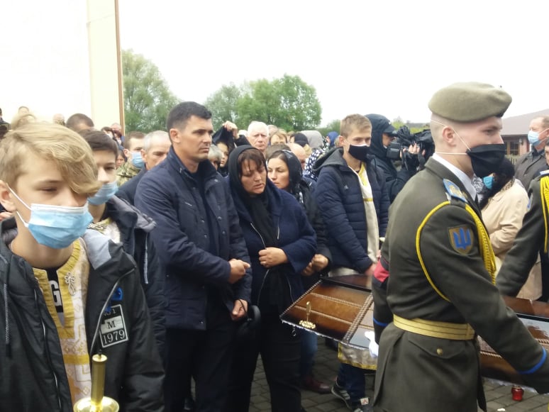 Прощання із курсантом Віталієм Вільховим у його рідному селі Волиці.Фото автора