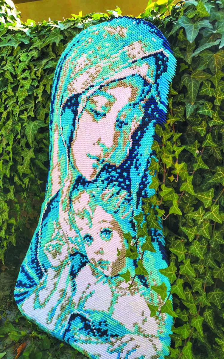 Нова робота майстрині – панно “Матір Божа із дитятком”. Фото з архіву майстрині