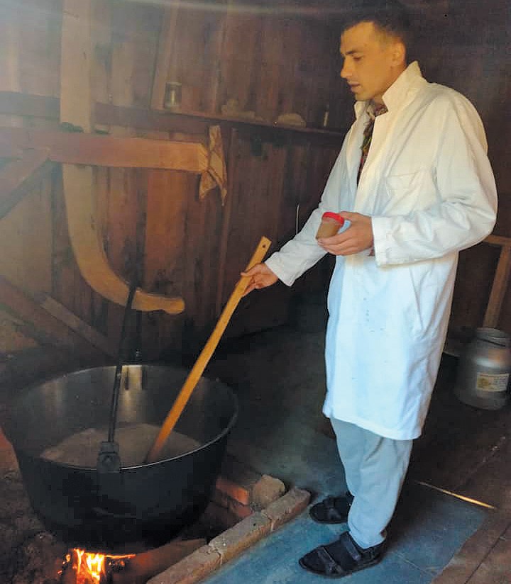Віталій Маківничук варить сир за старовинними рецептами.