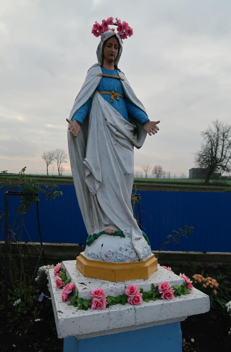 Статуя Богородиці у роки війни залишилася без рук, а тепер знову їх має. Фото автора