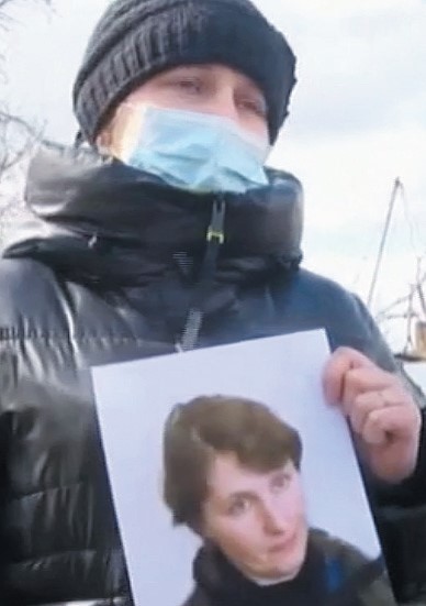 Ольга Лукащук, сестра загиблої листоноші, тримає фото Світлани Набухотної. Фото НТН