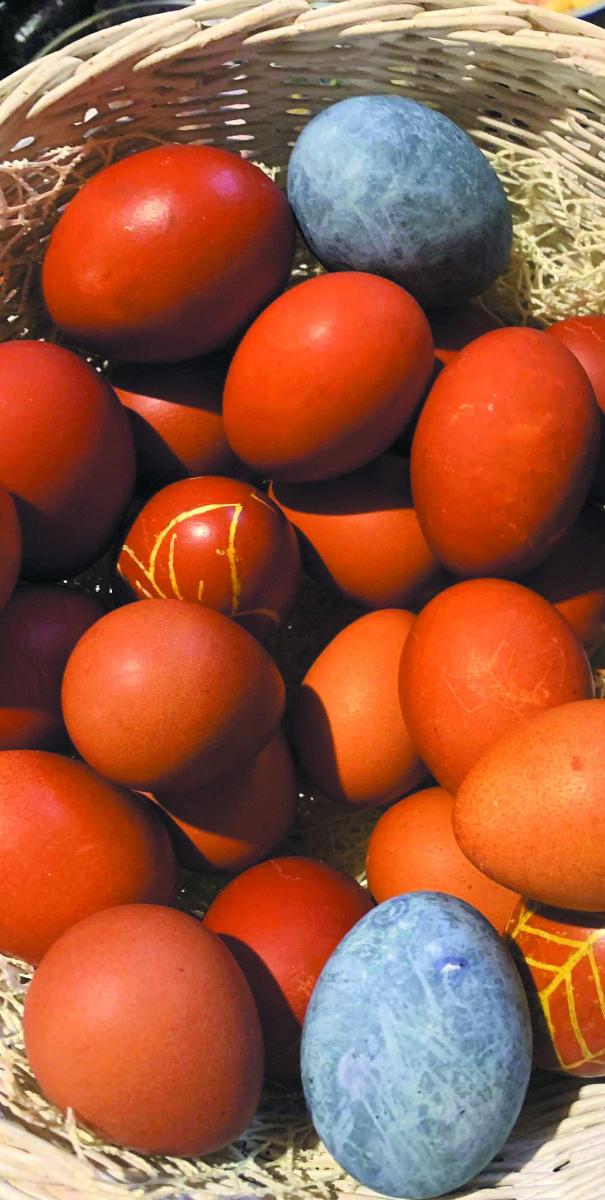 Яйце цесарки найменше в кошику. Фото автора