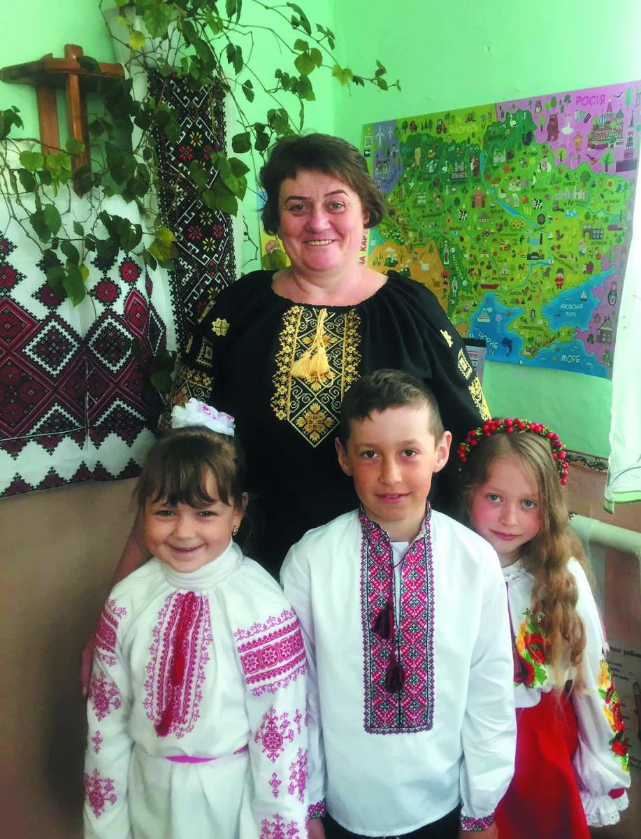 Пані Ганна Кульчицька зі своїми учнями. Фото з відкритих джерел