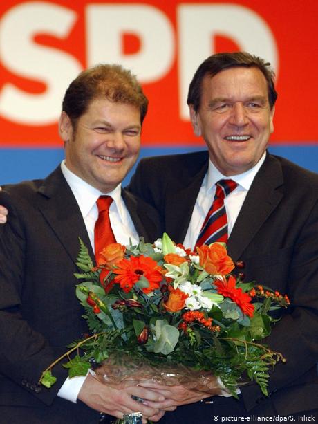 2002 року Олаф Шольц (ліворуч) став міністром праці в уряді тодішнього канцлера ФРН Герхарда Шредера. Фото DW.