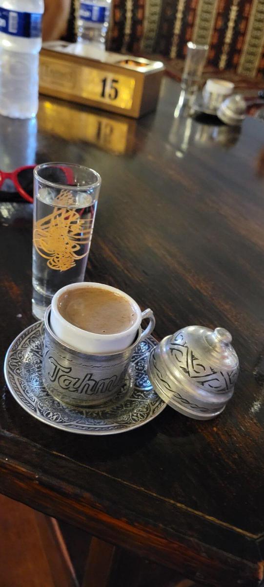Приємно випити кави у старовинній кав‘ярні. Фото автора