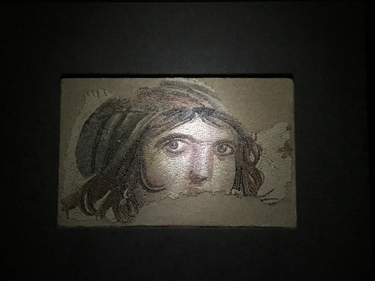 Перлина експозиції – фрагмент мозаїки античного періоду, якій дали назву “Циганська дівчина”. Фото автора