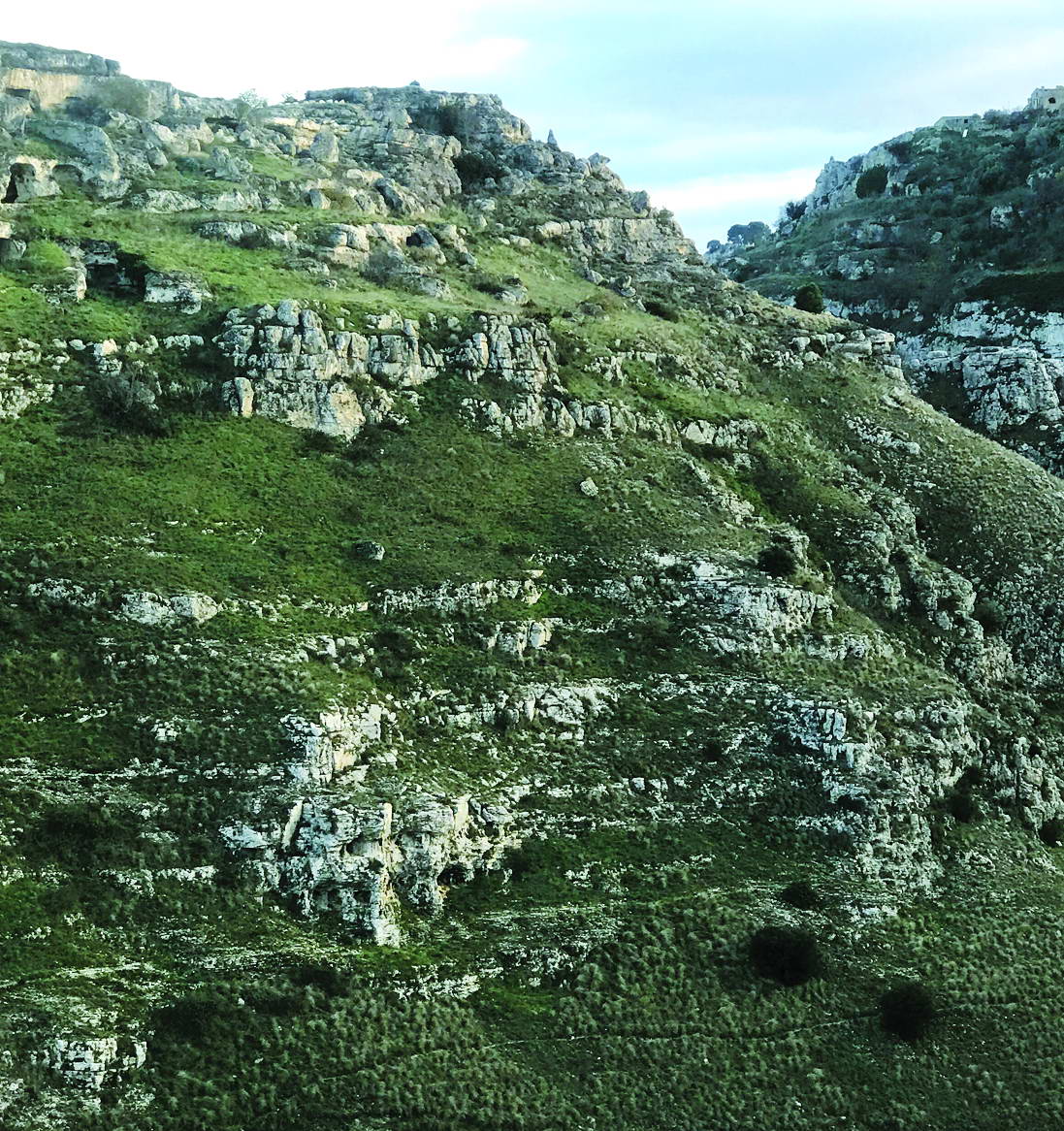 Тут колись жили люди. У фільмі «Страсті Христові» гору використано як Голгофу, на якій молився Ісус Христос. Фото автора