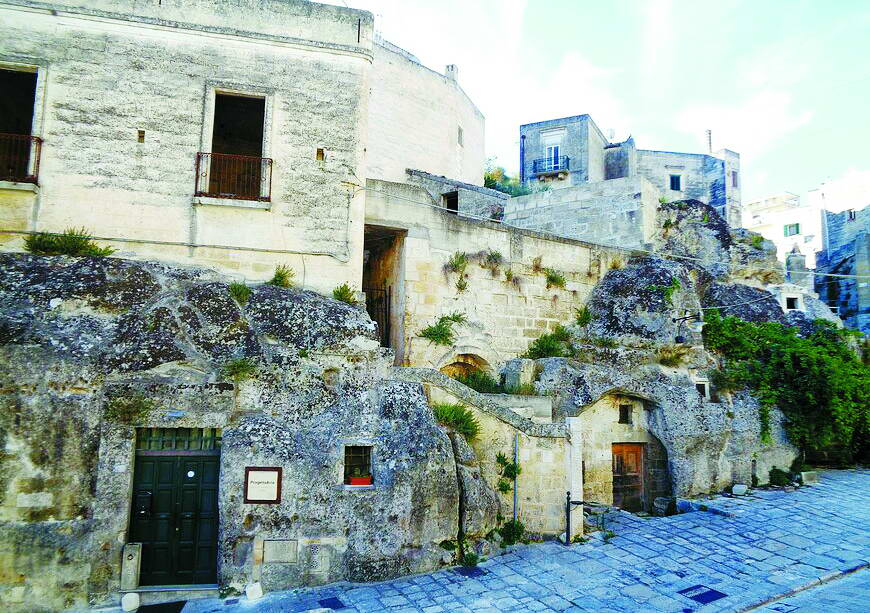 У скельних печерах старого міста досі живуть люди. Фото автора