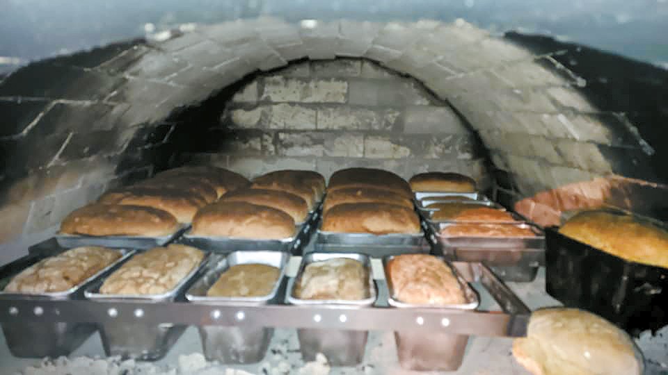 Для випікання хліба температура у печі повинна сягнути +300°С. Фото з архіву Любові Кузик