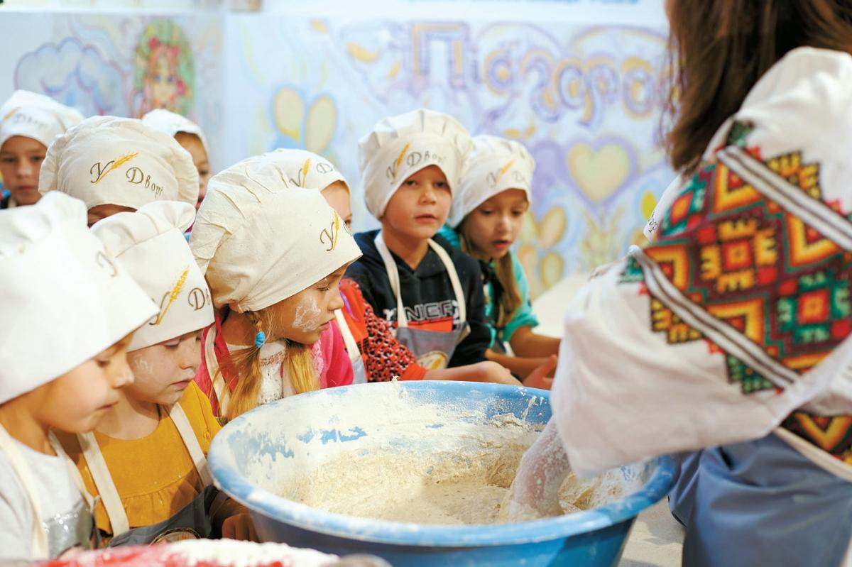 На пекарські майстер-класи в етномузей часто навідуються школярі. Фото з архіву Любові Кузик